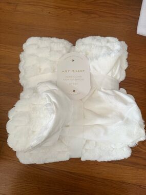 Amy Miller Honeycomb Faux Fur Throw - White 50”x60” NWT